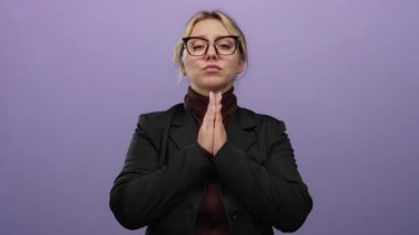 Mor bir arkaplan karşısında el ele dua eden kadın duygularını ve samimiyetini ifade ediyor..