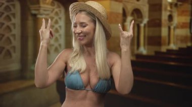 Hasır şapka takan, kilisede göğüs dekoltesi olan taş gibi boynuzları olan bir kadın..