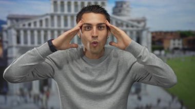 İtalya 'da arka planda sidik kulesiyle açık havada sürpriz yapan genç adam ikonik mimariyi yakalıyor..