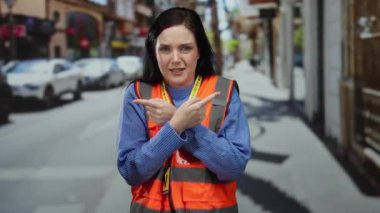 Canlı bir sokakta gönüllü yelek giyip gülümseyen bir kadın, açık hava toplum hizmetlerinde aktif rol aldığını vurguluyor..