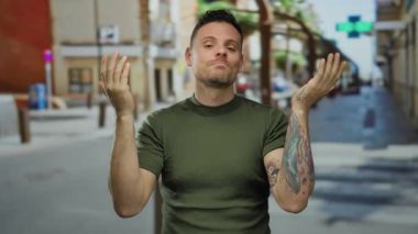 Sokak geçmişinde dövmeleri olan, yeşil gömlek giyen, kendine güven ve cazibe saçan, şehir yaşam tarzını ön plana çıkaran bir adam..