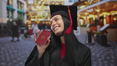 Elinde Fransız pasaportu olan genç bir mezun kadın şehir sokaklarında seyahat ve eğitim başarısı sergiliyor..