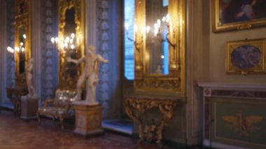 Roma 'da barok sanat ve yaldızlı dekorun heykel ve aynalarla süslendiği zengin galeri Doria Pamphilj iç mekanı..