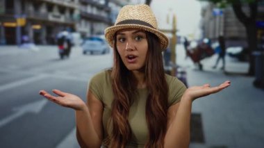 Canlı şehir caddesinde kameraya bakan kadın, gün ışığında şaşırmış bir ifade takınıyor..