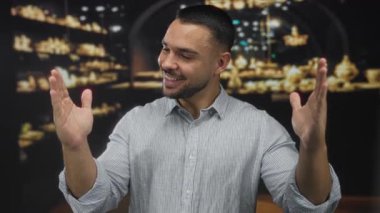 Adam antik eserlerle dolu modern bir galeride el hareketi sergiliyor; kültürel merak..