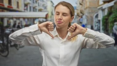 Hareketli bir şehir caddesinde, neşeli bir jestle olumsuz duygularını ifade eden kadın, şehir arka planına ve gençlik kıyafetlerine vurgu yapıyor..