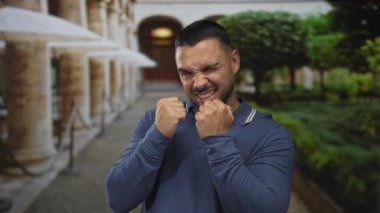 İnsan sokakta dişlerini sıkar ve yumruklar, gergin çene ve gün ışığında daralan gözleri gösterir; kararlılık.