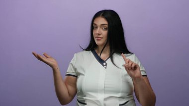 Genç ve cüsseli kadınlar, parmaklarını mor bir duvara dayayıp, beyaz üniforma giyip, reddederek ya da uyarıyı uzatarak 