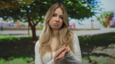 Green Park 'ta kurnaz ve etkilenmemiş bir ifadeyle el çırpan kadın, alaycı ironi şüpheciliği..