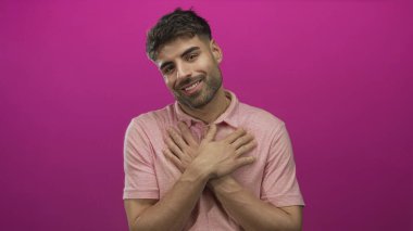 Stüdyoda İspanyol erkek debriyajı seti, kapalı gözler ve pembe ışık altında hafif bir gülümseme..