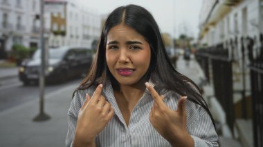 Genç İspanyol kadın, şehir sokaklarında hayal kırıklığı içinde, şehir yaşamının ve duygularının özünü yansıtıyor..