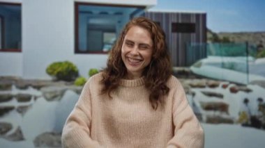 Neşeli sokak arka planında gülümseyen bir kadın daveti ya da arkadaşlığı öneriyor..