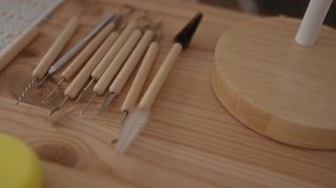 Stüdyoda çıplak elle yumuşak kilden heykel yapan bir kadın. Yaratıcılık odaklı zanaatkârlık ilham kaynağı..