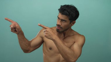 Gömleksiz, genç İspanyol adam iki işaret parmağıyla solda solda solda, solda solda solda, solda solda, solda solda solda, solda solda, merakla bekliyor..