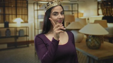 Taç giymiş İspanyol bir kadın, rahat bir oturma odasında seni izliyorum, neşeli ve dostane bir ortam yaratıyorsun..