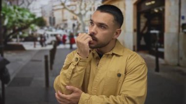 İnsan, şehir caddesinde elini uzatmış bir şekilde rahatsız bir şekilde alnına dokunduğunda hareket eder; stres.