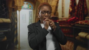 Kadın bardakları ayarlar ve binadaki desenli halı yığınları arasında el ele tutuşur..