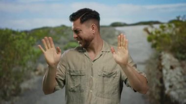 Güneşli bir günde parkta sakallı genç bir adam canlı doğal bir manzaranın önünde rahatça dururken duygularını aktarıyor tasasız bir yaşam tarzını ortaya koyuyor..