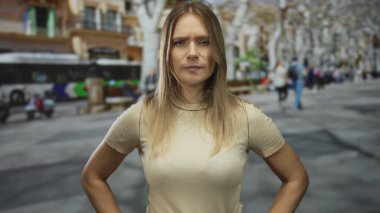 Meşgul şehir caddesini işaret eden bir kadın, sarı saçlar, şehir merkezindeki yayaların ve ağaçların bulanık arka planlarıyla dışarıda öfkesini ifade eden bir kadın..