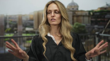 Dinamik kadın elleri harabeler halinde geziyor Romalı açık hava yargıcı üniformalı sarışın genç olay yeri projeleri antik taşların arasında kendine güvenen yasal varlıklar.