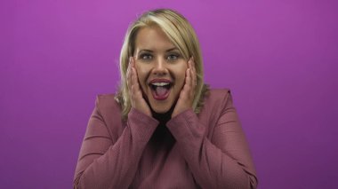 Kadın iki eliyle yanaklarını tutuyor ve stüdyo portresinin ortasında ağzını sonuna kadar açıyor..