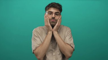 Gözlüklü, omuzları omuzları omuzları ve yüzü neredeyse havada genç İspanyol bir adam..