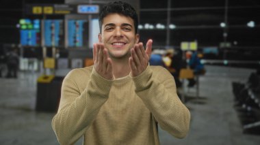 Erkek, havaalanında öpüşmek için dudaklara şekil verir. İspanyol yolcu terminaldeki yolculuğunu hatırlar..