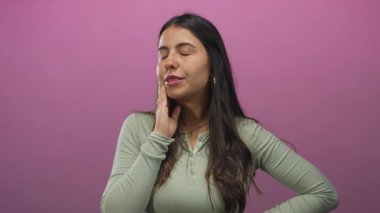 Gözleri kapalı, uzun saçlı, rahat duruşu olan, parlak pembe bir duvara yaslanmış, sükuneti, dinginliği ve izole edilmiş arka planı olan gençlik zarafetini taşıyan bir kadın..