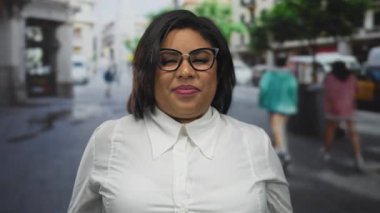 Gözlüklü kadın, şehir sokaklarında şok olduğunu ifade ederek, şehir yaşamını, şehir içi fahişelikle çevrelenmiş, moda ve İspanyol kimliğiyle ön plana çıkarıyor..