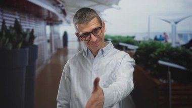 Arka planda bulanık yürüme yolu olan, günlük gömlekli bir adam arkadaşlığı iletiyor ve gündüz ortamına hoş geldin diyor..