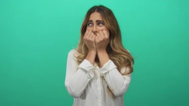 Stüdyoda kadınlar el ele tutuşuyor, endişe belirsizliği var..