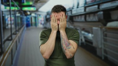 İspanyol bir adam bir yolcu gemisinde eğleniyor, neşe içinde gözlerini kapıyor ve açık havada aptalca suratlar yapıyor..