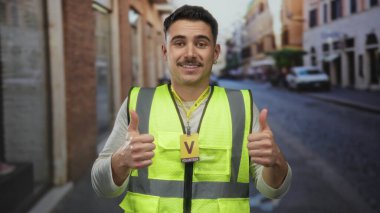 Yansıtıcı yelek giyen genç İspanyol bir adam şehir sokaklarında gönüllü olarak çalışıyor..