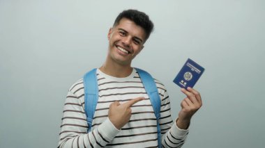 Mavi sırt çantalı, gülümseyen ve elinde beyaz bir arkaplan bulunan Kore pasaportunu gösteren bir adam kimlik ve seyahat için hazır..