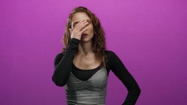 İzole edilmiş pembe arka plan duvarının önünde yorgunluğunu ifade eden bir kadın stüdyo ortamında duygusal yorgunluk gösteriyor..
