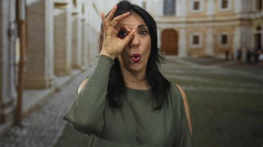 Latin kökenli orta yaşlı kadın açık hava üniversitesinde el ele tutuşuyor..