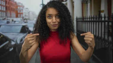 Şehir sokağında kendini neşeli bir ifadeyle gösteren bir kadın..