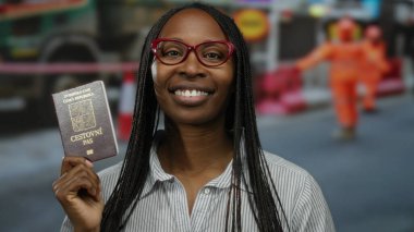 İnşaat alanında arka planda bulanık işçilerle birlikte Czech pasaportu taşıyan bir kadın seyahat, kimlik ve iş öneriyor..