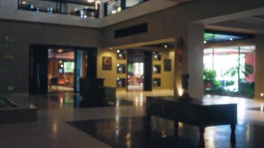 Lüks otelin lobi manzarası, modern tasarım ve geniş pencereler arasında doğal ışıklandırma sergilenen zarif iç mekan ve boş mekan manzarası..