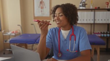 Kırmızı steteskop kullanan kadın doktor binada akıllı telefonu kulağına kaldırıyor; merhamet bağlantısı desteği.