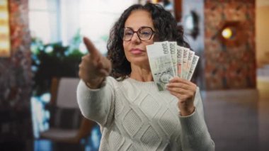 Otel resepsiyonunda elinde Czech Koruna banknotları olan bir kadın orta yaşlı finans sahnesi konseptini işaret ediyor.