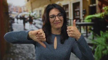 Gülümseyen kadın, caddede renk olarak hem olumlu hem de olumsuz hareket gösteriyor; kararsızlık karşıtlığı değerlendirmesi.