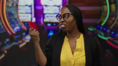 Arkaplanda kumar makineleriyle dolu canlı bir kumarhanede Avustralya pasaportu taşıyan bir kadın, kapalı mekanda karışık duygular gösteriyor..