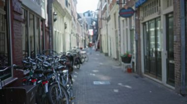 Bulanık motorlar ve dar Avrupa caddeleri sakin, antika bir atmosfer yaratıyor..