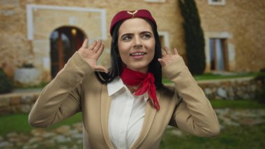 Dinleyen genç İspanyol uçuş görevlisi sokak arkası üniforması..