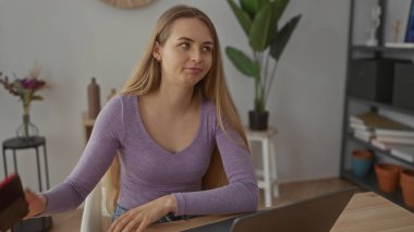 Modern oturma odasında akıllı telefon kullanan bir kadın, rahat ve rahat bir atmosfer sergiliyor, ev ortamlarında yaşam tarzı ve teknoloji teması için ideal..