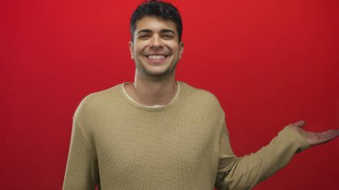 Stüdyo gösterisindeki Latin bir gencin arkasında el ele tutuşup sunum yapıyor..