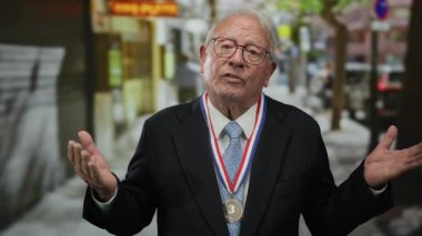 Takım elbiseli kıdemli bir adam kalabalık bir sokakta gururla madalya takıyor. Açık havada başarılı ve başarılı bir iş kuruyor..