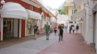 Capri 'de lüks bir caddede yürüyen, bulanık figürlerin ve bulanık arka planların olduğu şehir merkezinin dışında..