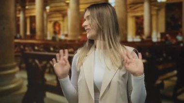 Kadın, kilisede sarışının saçlarıyla neşeli bir şekilde şarkı söylüyor. Etrafı sütunlarla çevrili ve manevi açıdan aydınlık. Dini duyguları dışa vuruyor..